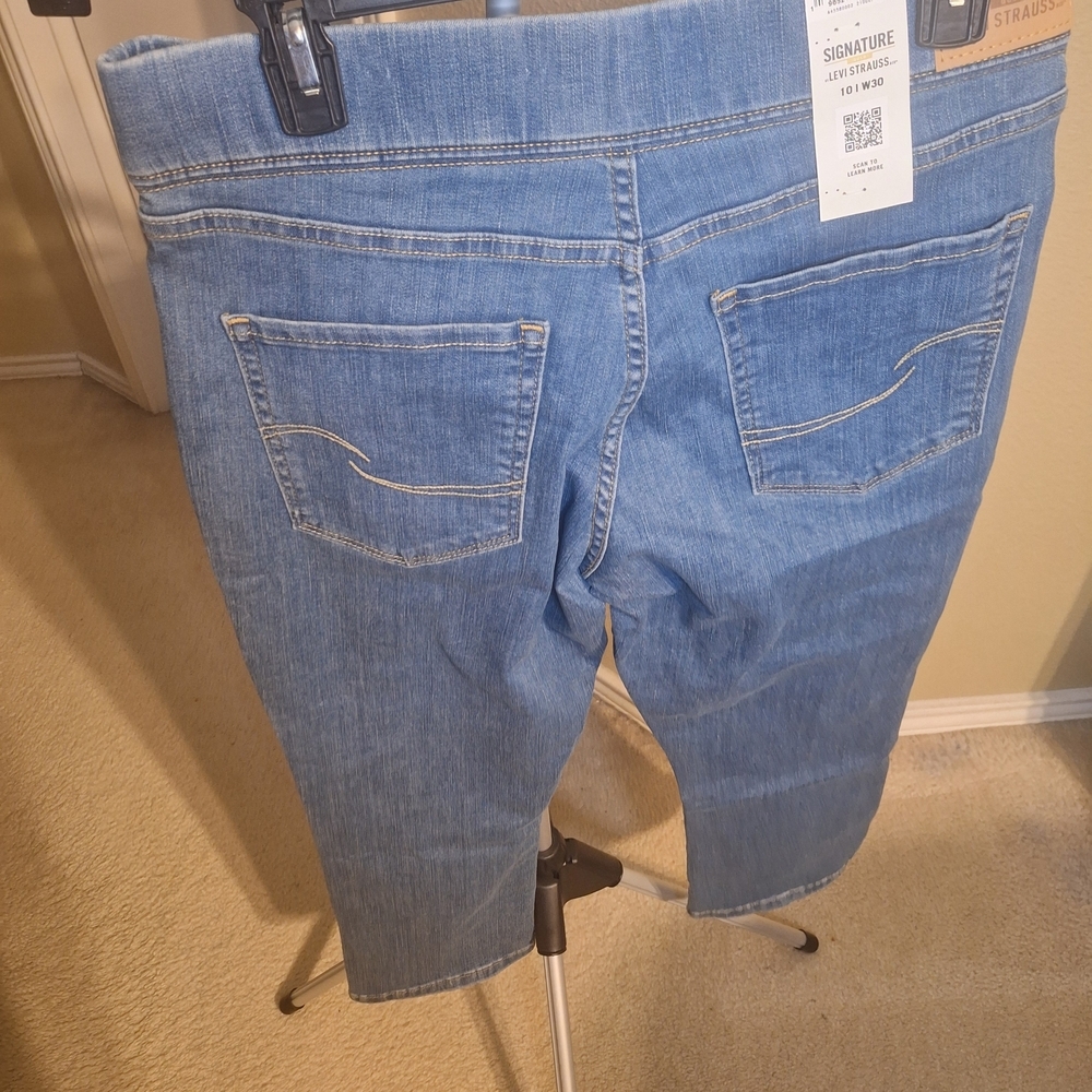 NWT Signature Levi Strauss Women's Pull On Capri Totally Shaping. Size 10 - Picture 6 of 7
